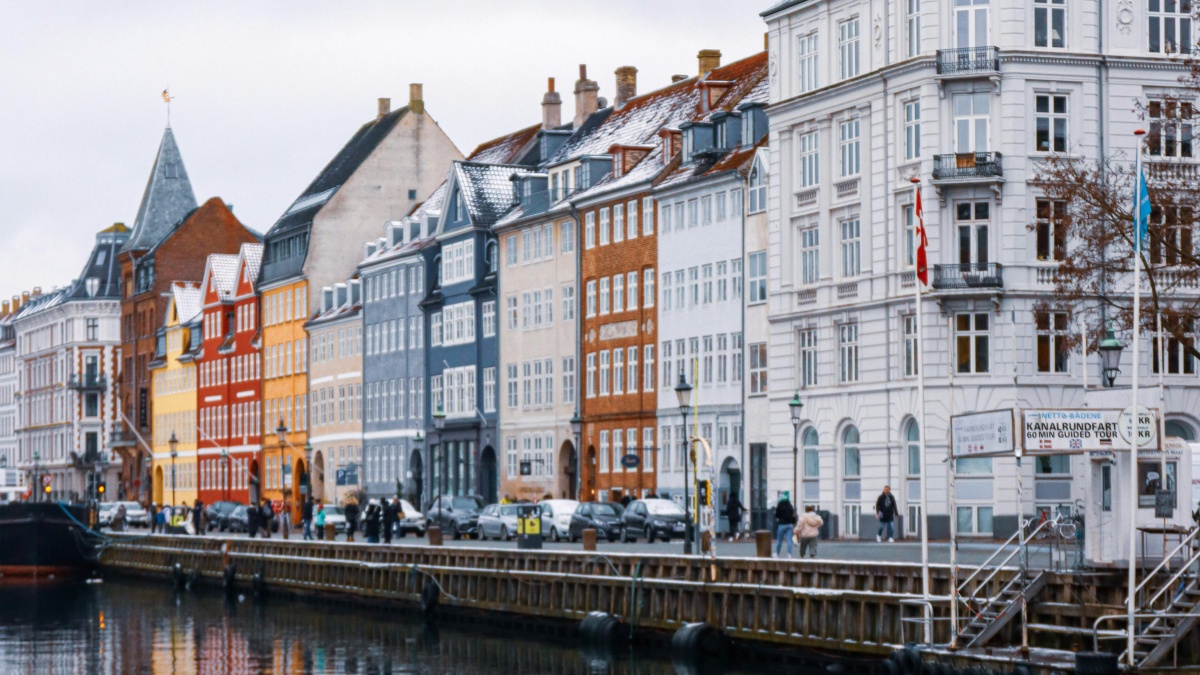 How Ghana LinkedIn Bloggers Can Work With Switzerland Advertisers in 2025