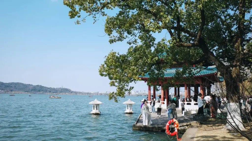 Saa krataa yi kyerɛ Ghana creators sɛnea wobɛfa Takatak akɔhyɛ Uruguay brands ani — tactics, localisation, ne practical steps.