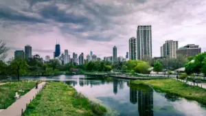 Kɔkɔbɔ kwan a Ghana advertisers betumi afa so hwehwɛ, vetɛ ne test Canada Facebook creators ma new product concepts — tools, workflow, ne risks.