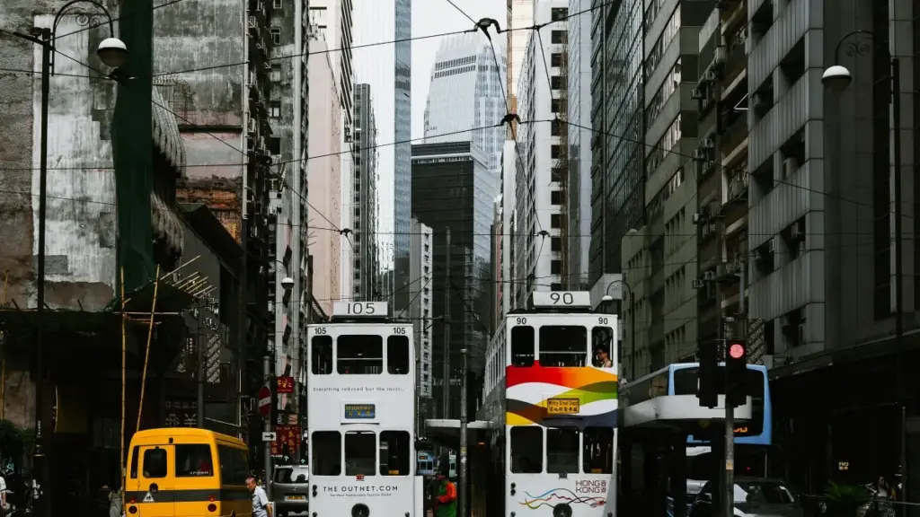 Sɛ wopɛ sɛ wo brand kasa kɔ Ethiopia mu a, saa guide yi bɛkyerɛ wo LinkedIn creators a wobɛhyia wɔn, tools, outreach scripts, ne risks — praktikal, local-first.