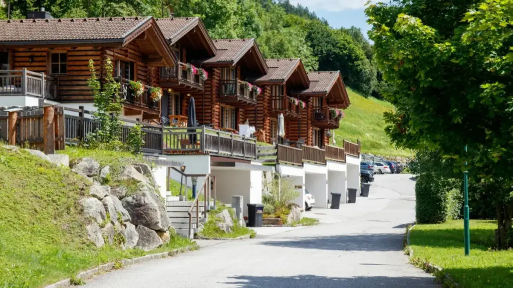 Akontafoɔ a wɔwɔ Ghana a pɛ sɛ wɔkɔ ShareChat mu de unboxing ne testimonial clips yɛ adwuma kɔ South Africa brands — practical steps, outreach scripts, legal nyinaa, ne MaTitie VPN tip.