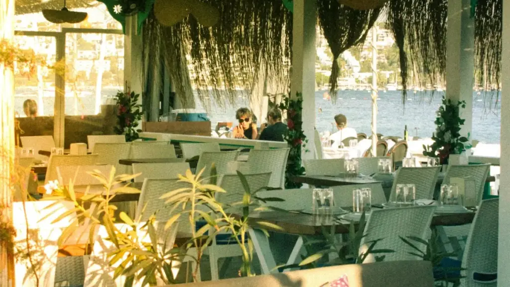 Praktikal guide ma Ghana advertisers a wɔpɛ sɛ wɔhwehwɛ Chile creators a wɔwɔ Netflix scene no de rebɔ creator-led tutorial series — sourcing, outreach, na metrics.