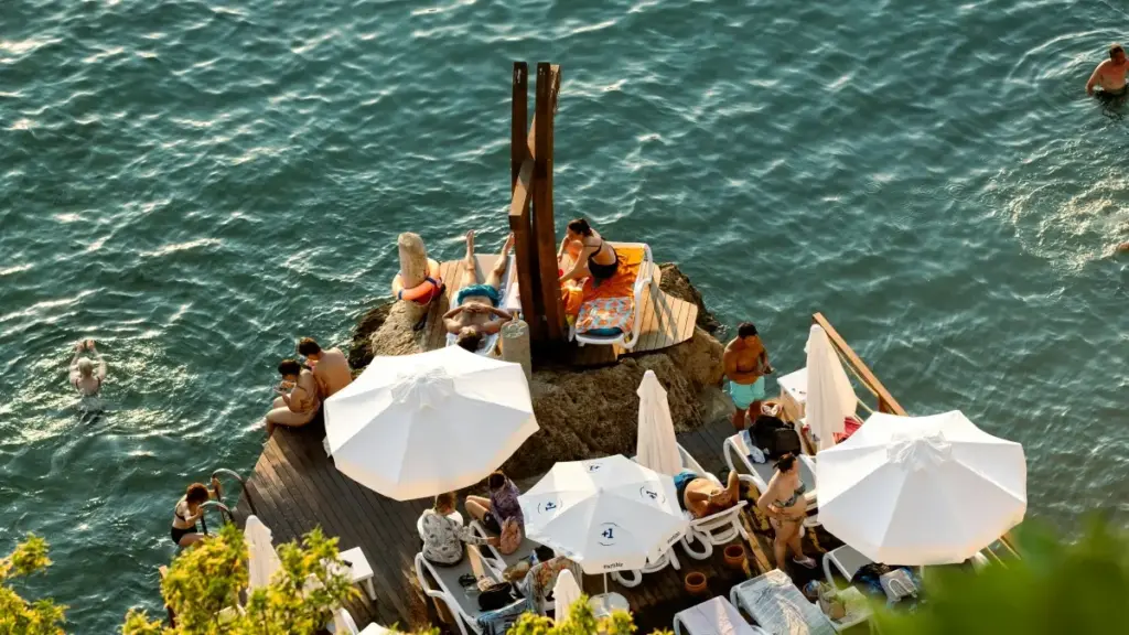 Mfaso ne kwan a Ghana creators betumi afa so abegye South African brands wɔ Telegram de yɛ travel guides — pragmatic steps, outreach templates, ne risk tips.