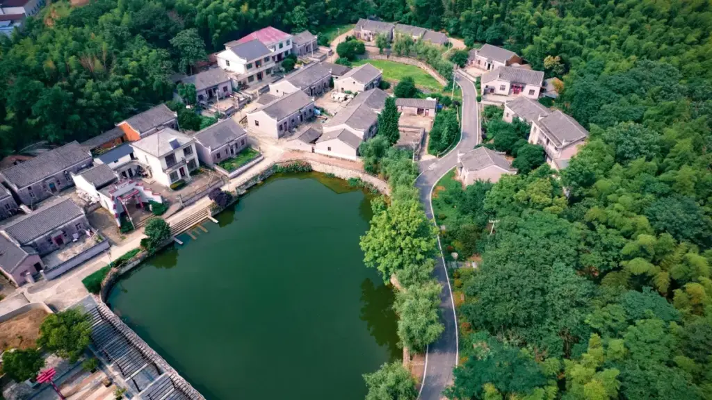 Adwuma kɔ Ghana: praktikal tɔtrɔ mfonini ma sɛnea wobɛhwehwɛ China Zalo creators, risk ne tools a wobɛfa so ayɛ UGC kampɛn.