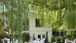 Ɔkwan a Ghana creators betumi afa so akɔ LinkedIn akyerɛ Iceland brands de asiesie branded travel vlogs — taktiks, scripts, ne outreach templates a wokɔtumi de yɛ deals.