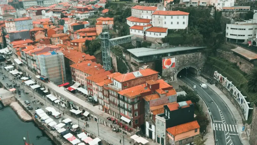 Nkwa nsɛm ne akwankyerɛ ma Ghana creators a wɔpɛ sɛ wɔkɔ Poland brands wɔ Netflix mu kɔyɛ long-form product reviews — outreach, trust, legal, ne MaTitie VPN tip.