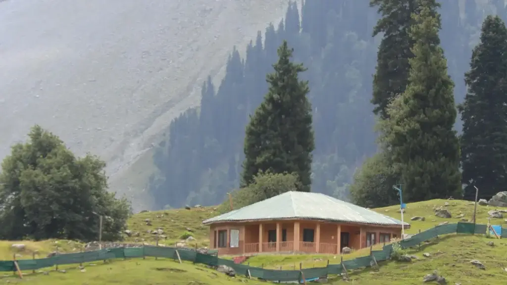 Krɔkrɔmma ma Ghana creators a wɔpɛ sɛ wɔkɔ Egypt brands wɔ Netflix so, fa strategies, local contacts, PR tactics ne safe streaming tips.