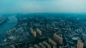 Tactics pa ma Ghana creators a wɔpɛ sɛ wɔkɔ Kuaishou kɔnegotiate Japan brands flat-fee deals — outreach, pitch, AI tools, na local case playbook.