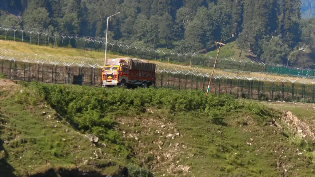 Mpɔtam hɔ guide ma Ghana creators pɛ sɛ woka UK brands wɔ Disney Plus short-form — tumi, VPN, outreach templates ne platform differences.