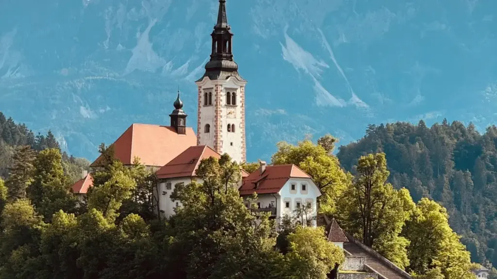 Hwɛ sɛnea wode WeChat bɛda wo healthy habits ho asɛm akɔ Kazakhstan brands nkyɛn, na wanya trust, collabs, ne followers mu nkɔso.